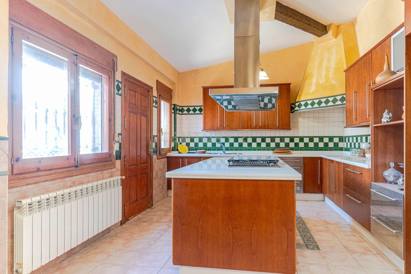 6 soveværelse Finca/Landehus til salg i Granada by med swimmingpool garage - € 830.000 (Ref: 9609980)