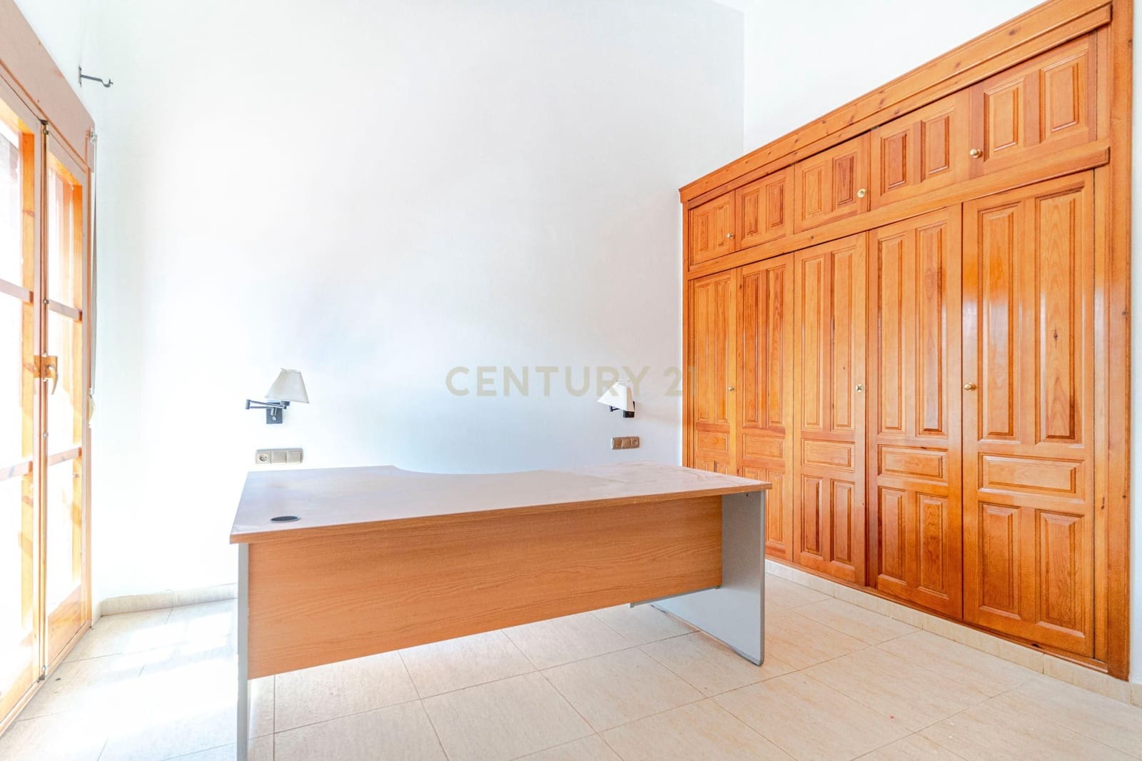 6 soveværelse Finca/Landehus til salg i Granada by med swimmingpool garage - € 830.000 (Ref: 9609980)