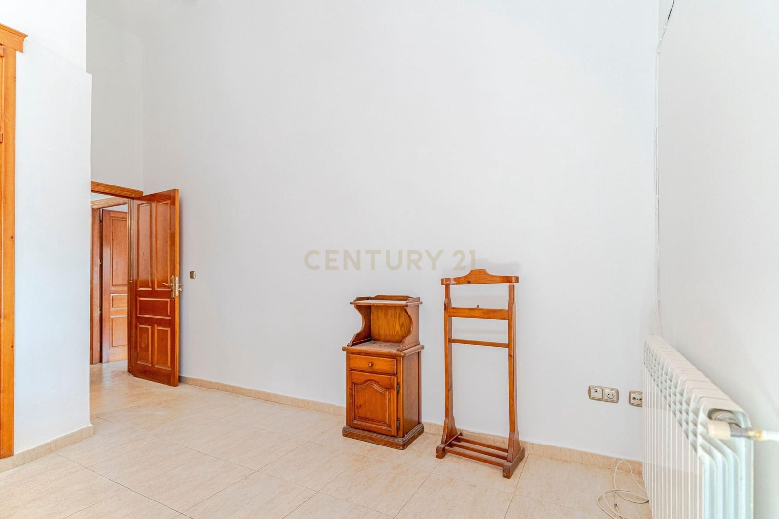 6 soveværelse Finca/Landehus til salg i Granada by med swimmingpool garage - € 830.000 (Ref: 9609980)