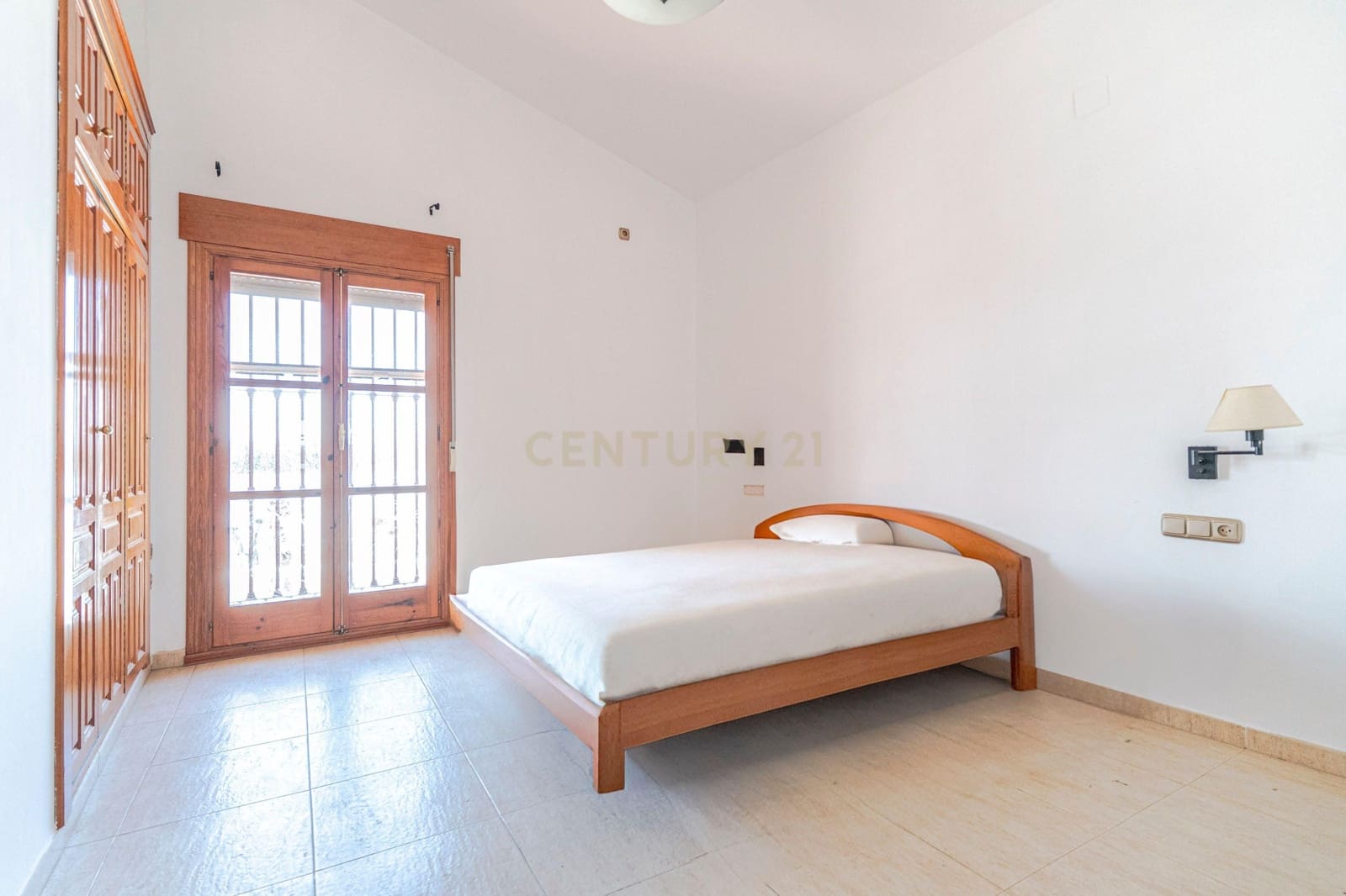 6 soveværelse Finca/Landehus til salg i Granada by med swimmingpool garage - € 830.000 (Ref: 9609980)