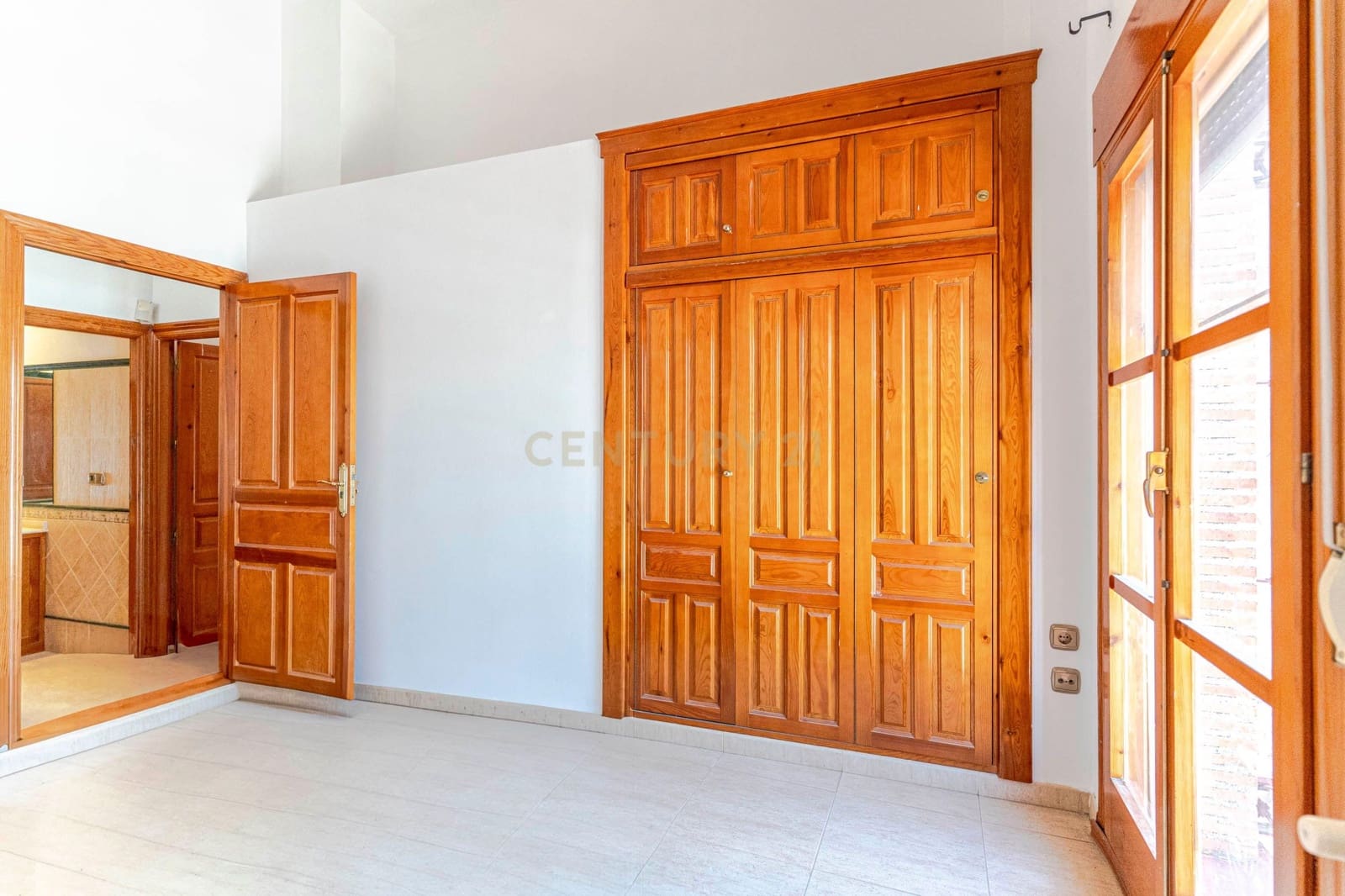 6 soveværelse Finca/Landehus til salg i Granada by med swimmingpool garage - € 830.000 (Ref: 9609980)