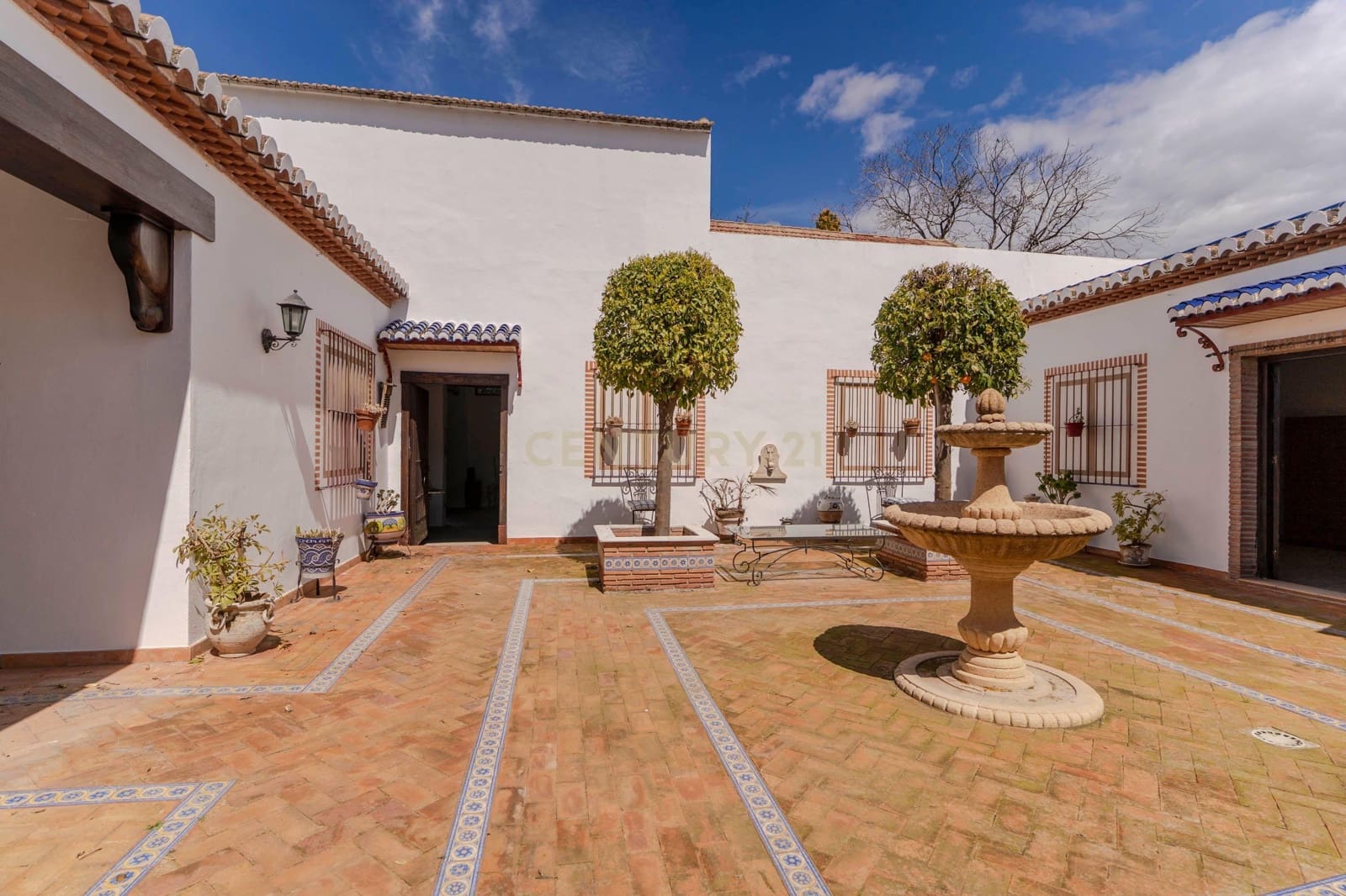 6 soveværelse Finca/Landehus til salg i Granada by med swimmingpool garage - € 830.000 (Ref: 9609980)