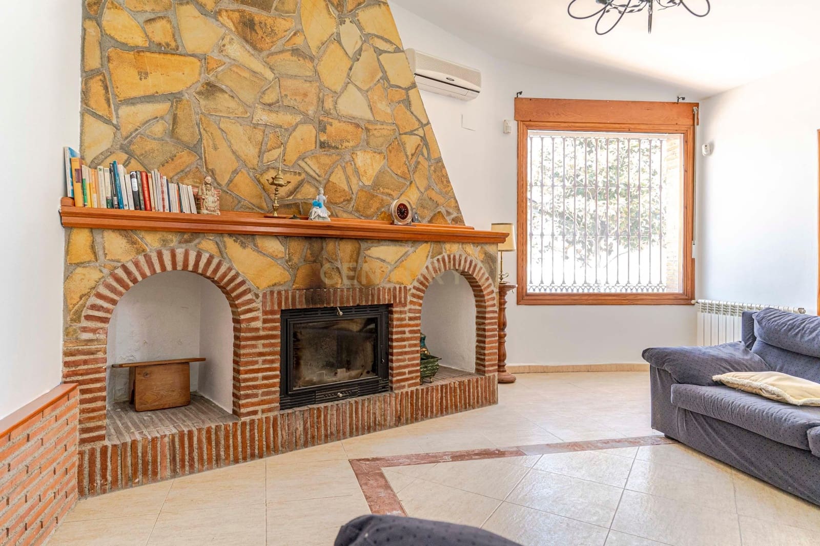 6 soveværelse Finca/Landehus til salg i Granada by med swimmingpool garage - € 830.000 (Ref: 9609980)