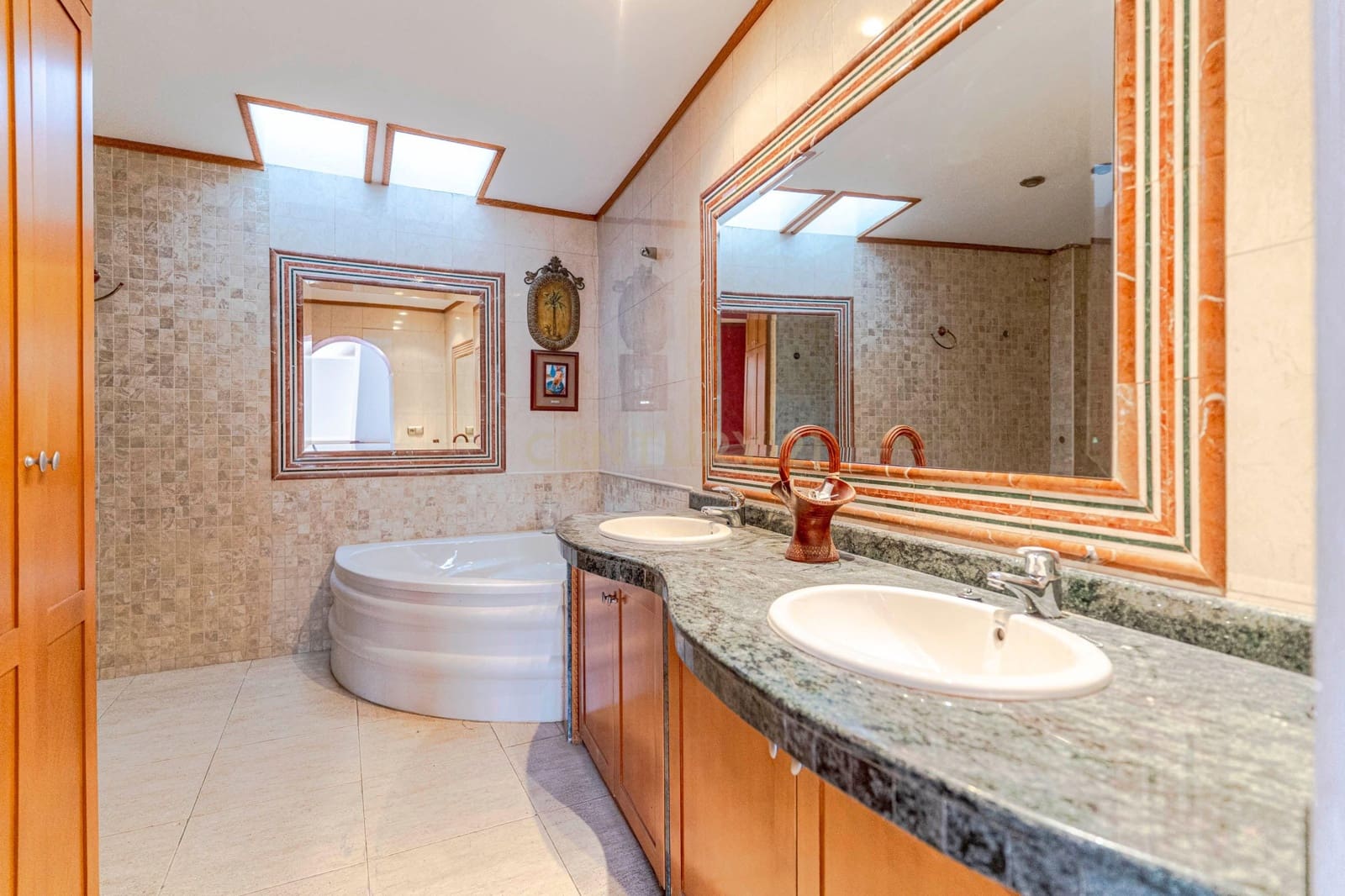 6 soveværelse Finca/Landehus til salg i Granada by med swimmingpool garage - € 830.000 (Ref: 9609980)