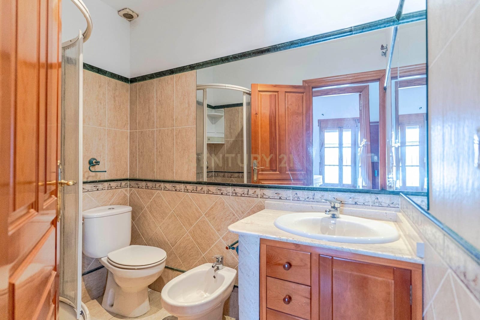 6 soveværelse Finca/Landehus til salg i Granada by med swimmingpool garage - € 830.000 (Ref: 9609980)