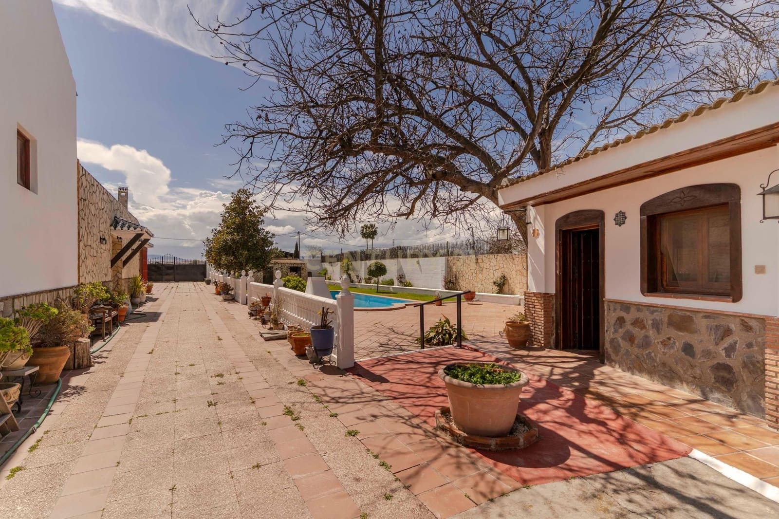 6 soveværelse Finca/Landehus til salg i Granada by med swimmingpool garage - € 830.000 (Ref: 9609980)