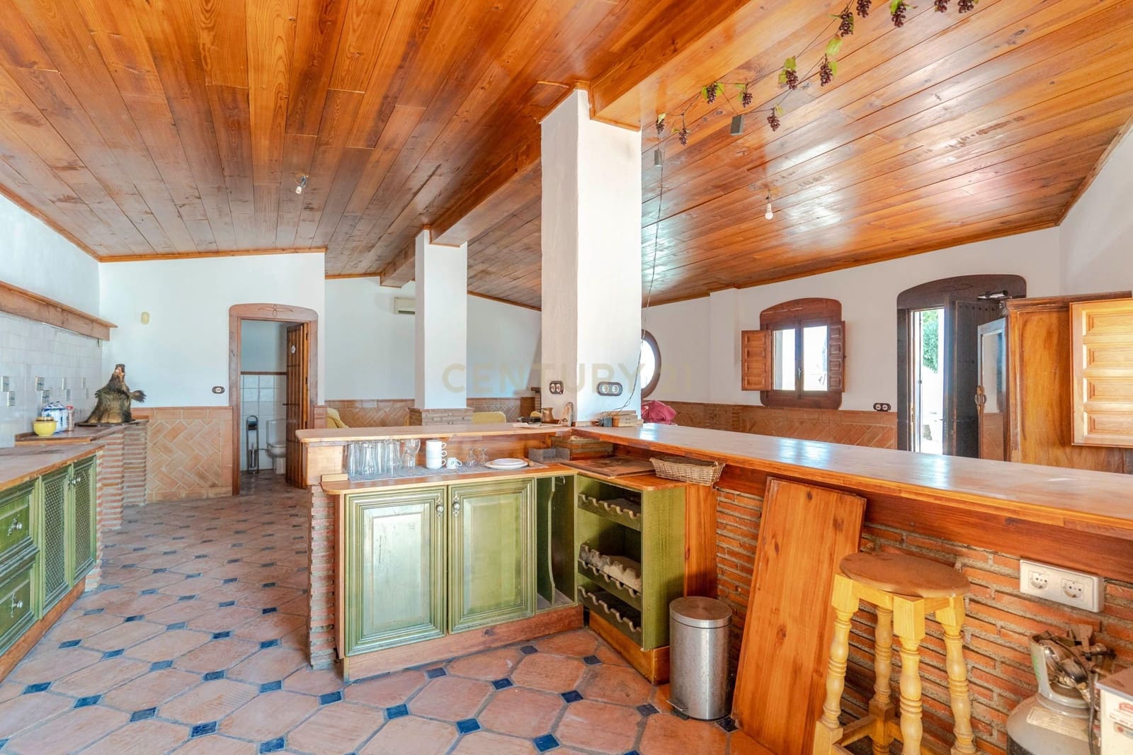 6 soveværelse Finca/Landehus til salg i Granada by med swimmingpool garage - € 830.000 (Ref: 9609980)