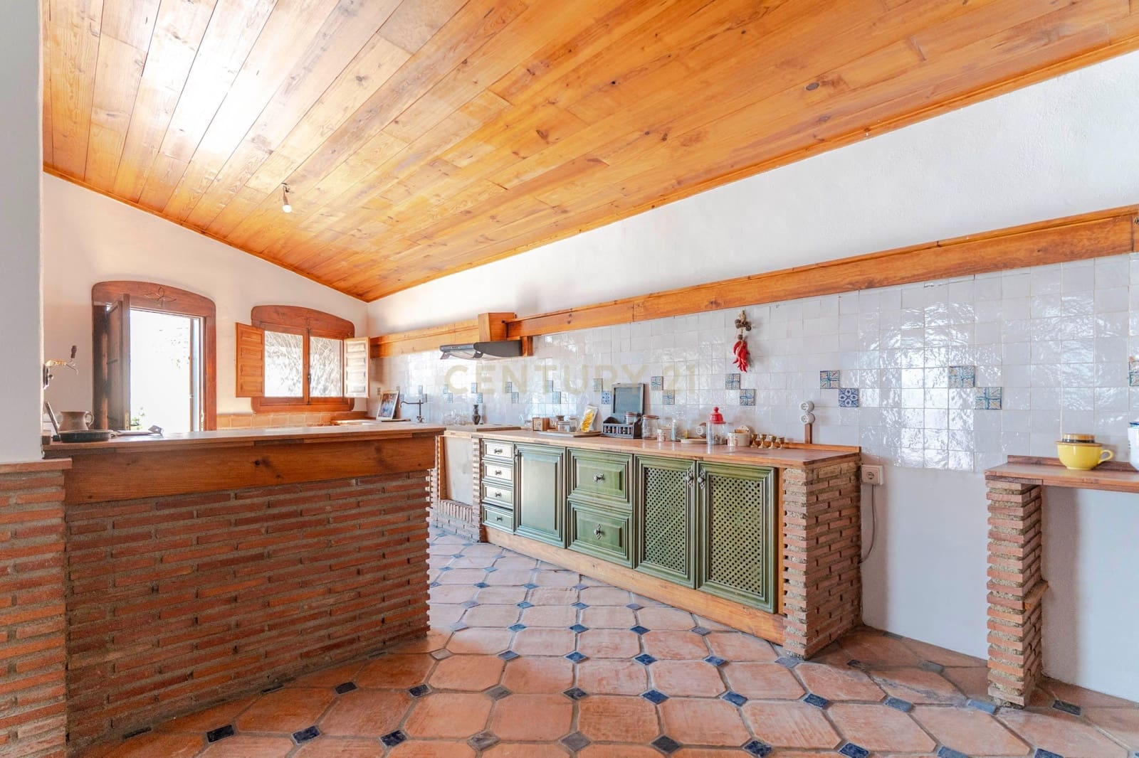 6 soveværelse Finca/Landehus til salg i Granada by med swimmingpool garage - € 830.000 (Ref: 9609980)