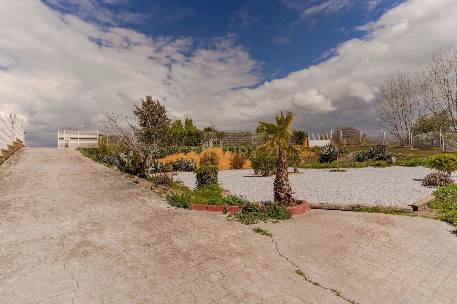6 soveværelse Finca/Landehus til salg i Granada by med swimmingpool garage - € 830.000 (Ref: 9609980)