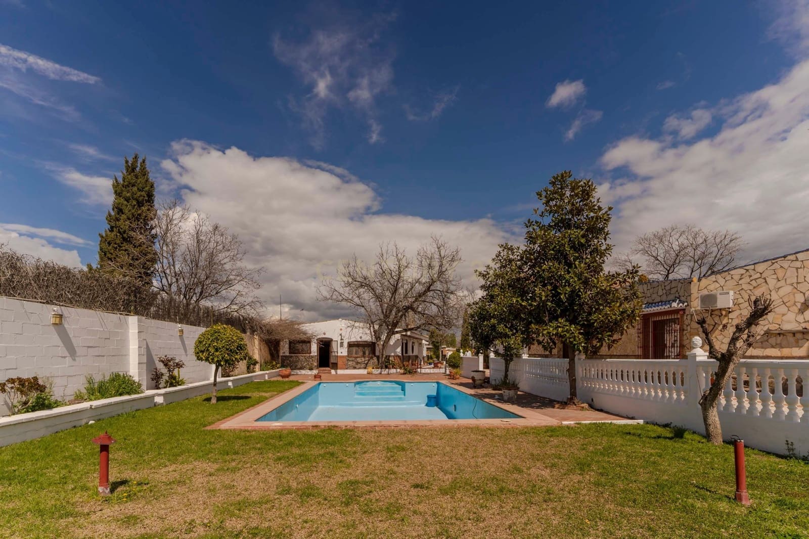 6 soveværelse Finca/Landehus til salg i Granada by med swimmingpool garage - € 830.000 (Ref: 9609980)