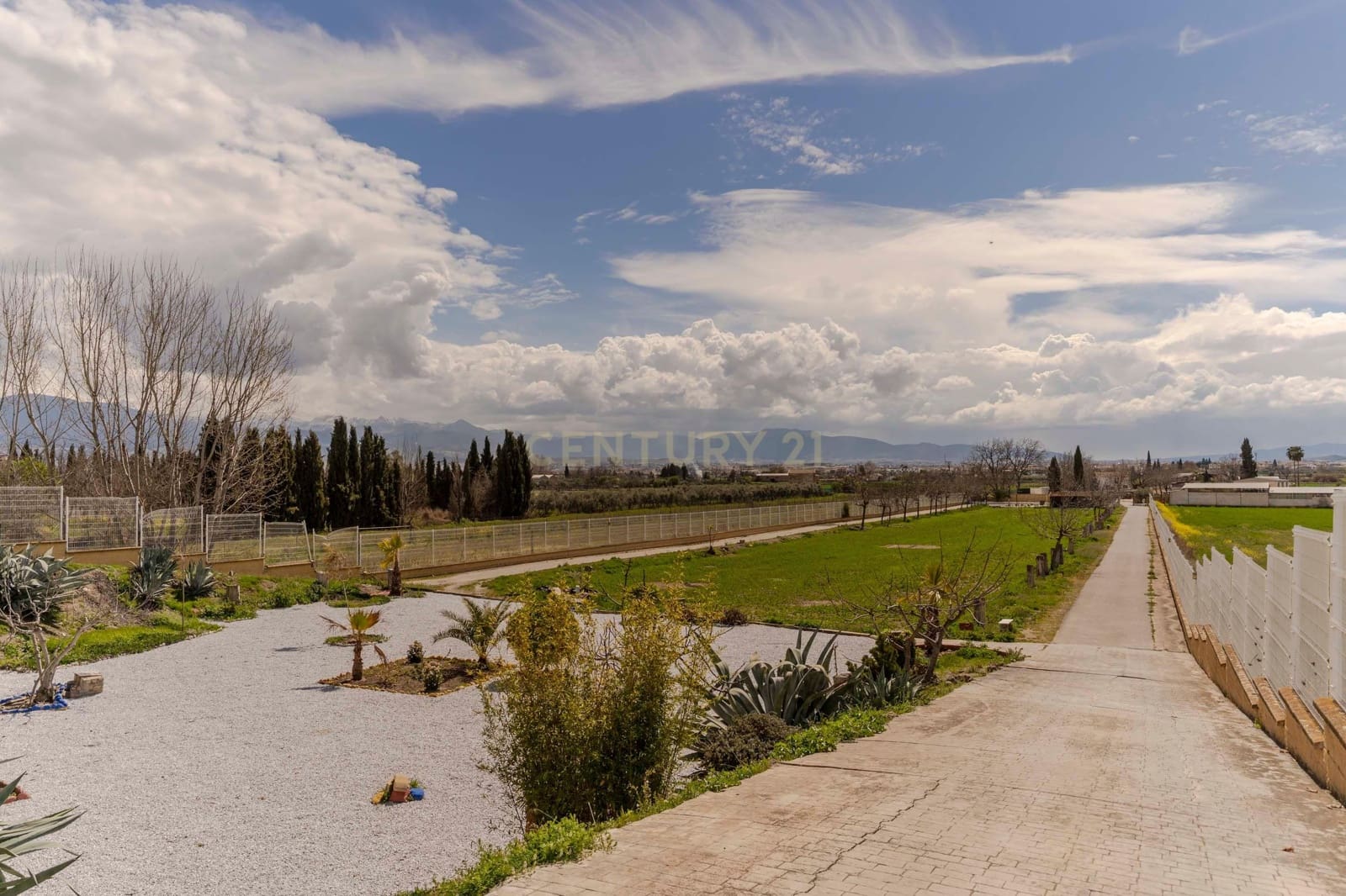 6 soveværelse Finca/Landehus til salg i Granada by med swimmingpool garage - € 830.000 (Ref: 9609980)