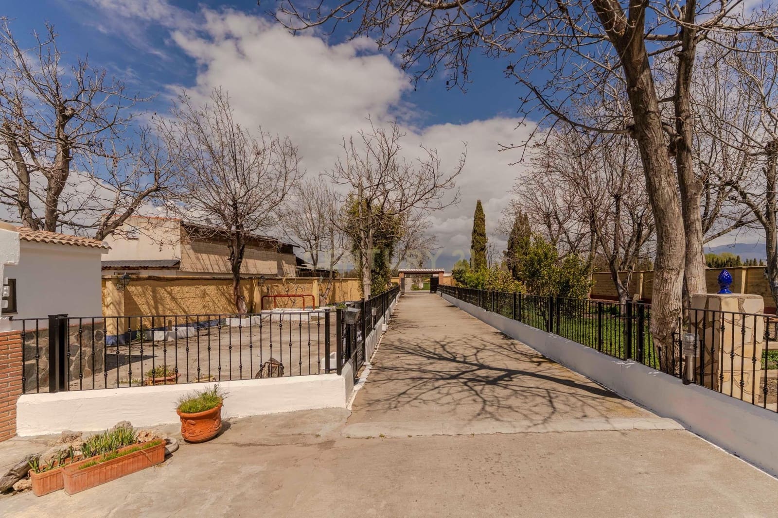 6 soveværelse Finca/Landehus til salg i Granada by med swimmingpool garage - € 830.000 (Ref: 9609980)