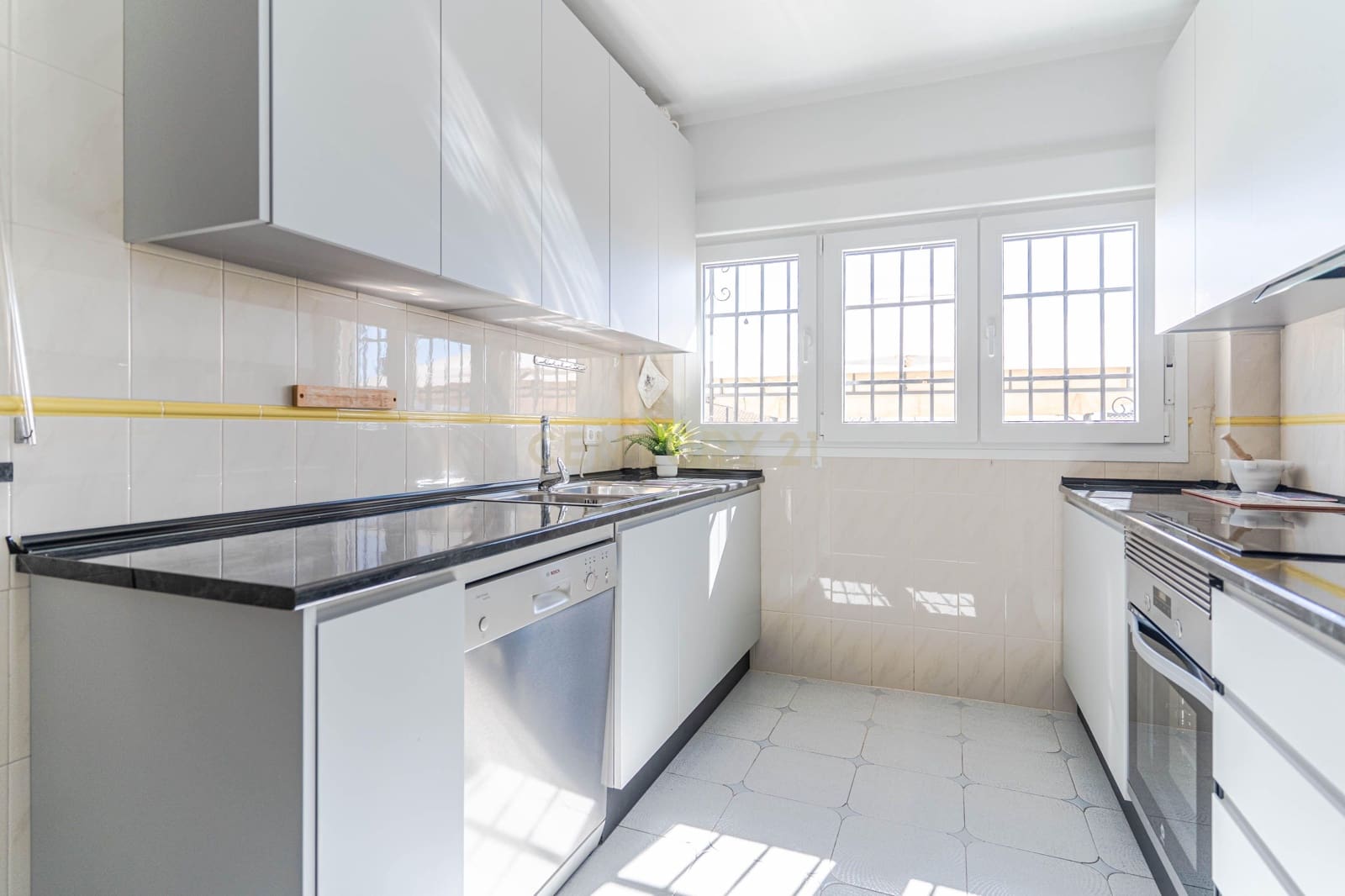 4 bedroom Semi-detached Villa for sale in Padul - € 369,000 (Ref: 9622753)