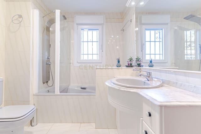 4 bedroom Semi-detached Villa for sale in Padul - € 369,000 (Ref: 9622753)