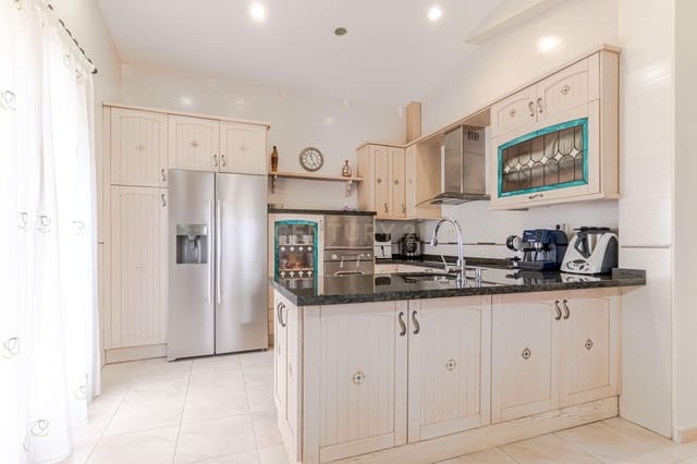 4 makuuhuone Huvila myytävänä paikassa Padul mukana uima-altaan - 389 000 € (Ref: 9624074)