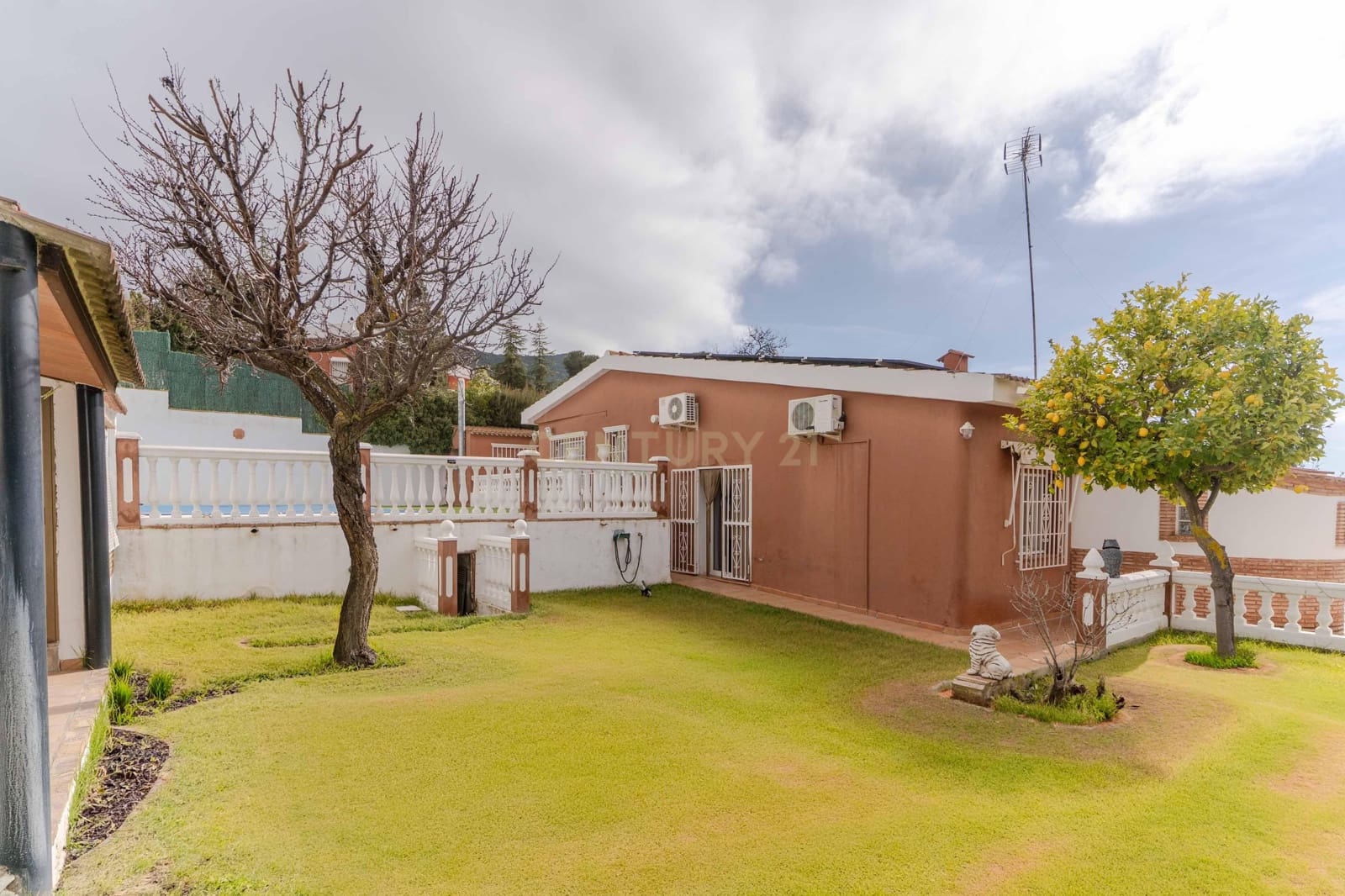 4 bedroom Villa for sale in Padul with pool - € 389,000 (Ref: 9624074)