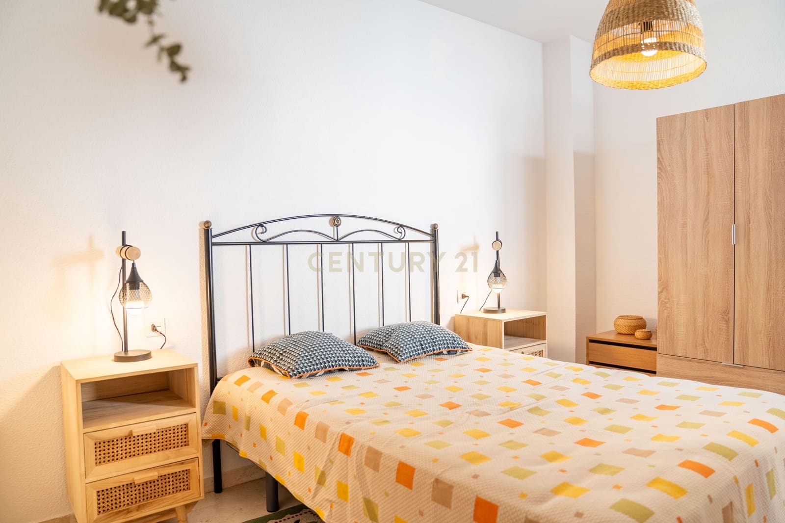 2 soveværelse Penthouse til leje i Granada by - € 900 (Ref: 9629370)