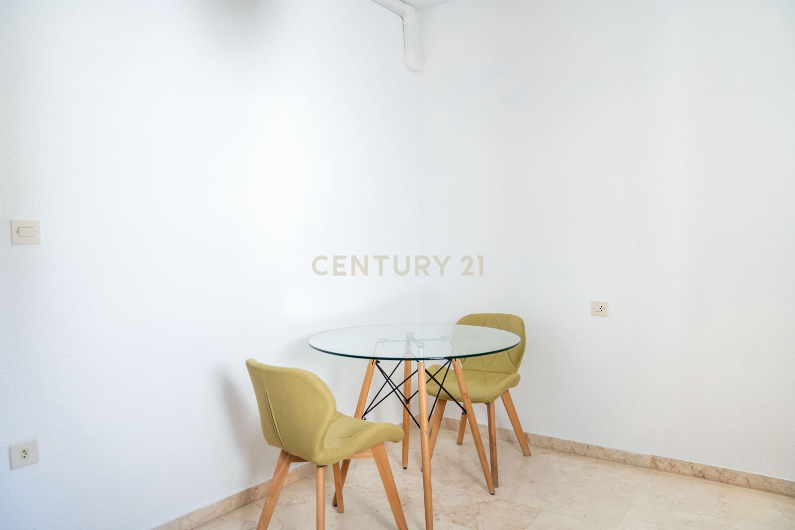 2 soveværelse Penthouse til leje i Granada by - € 900 (Ref: 9629370)