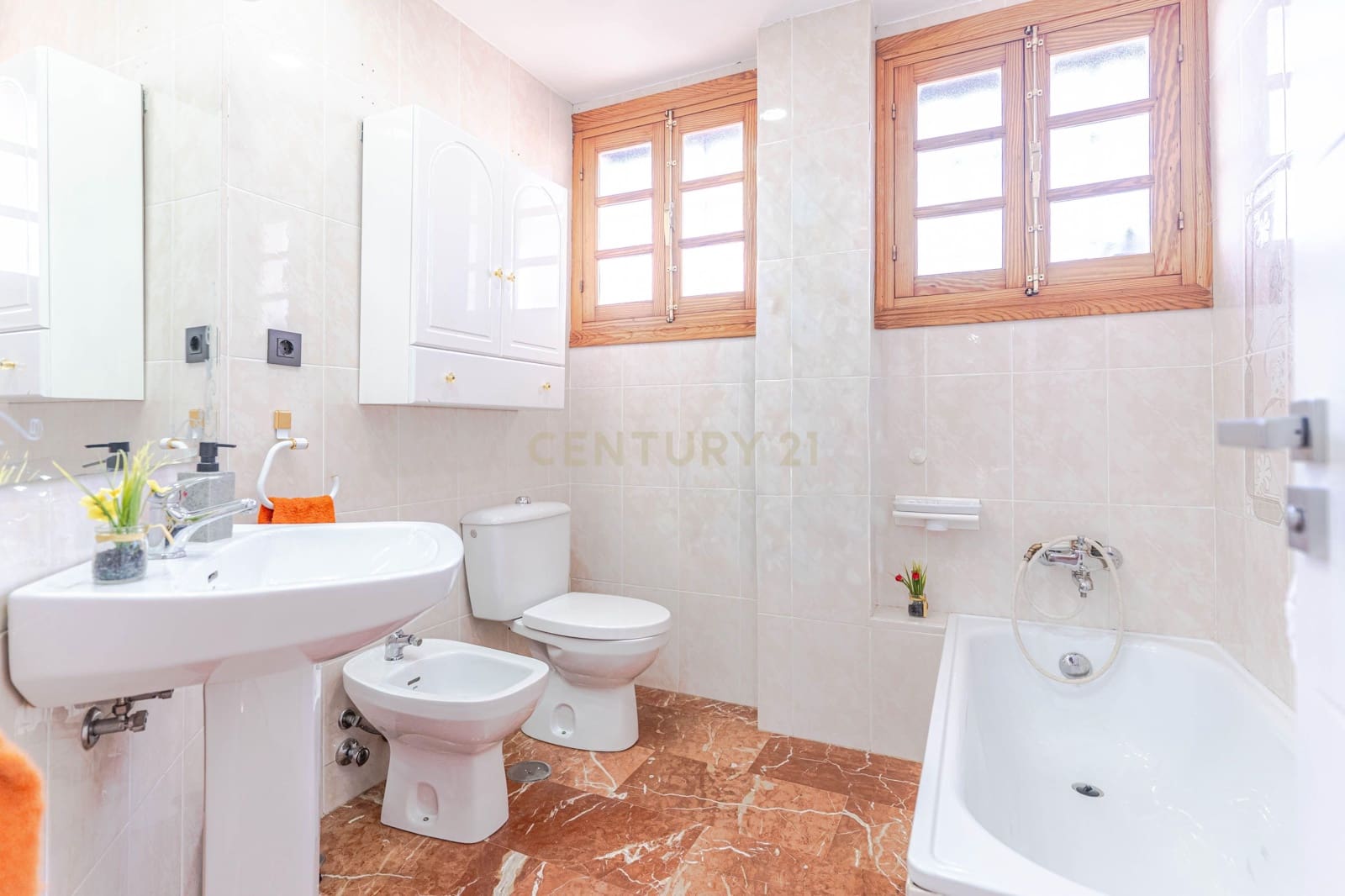 5 bedroom Villa for sale in Otura with pool - € 430,000 (Ref: 9634784)