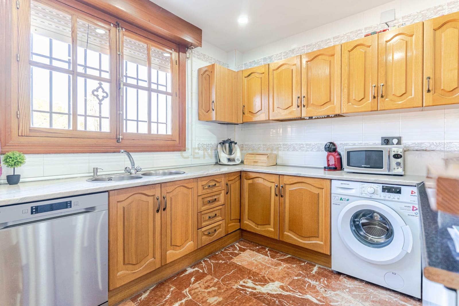 5 bedroom Villa for sale in Otura with pool - € 430,000 (Ref: 9634784)