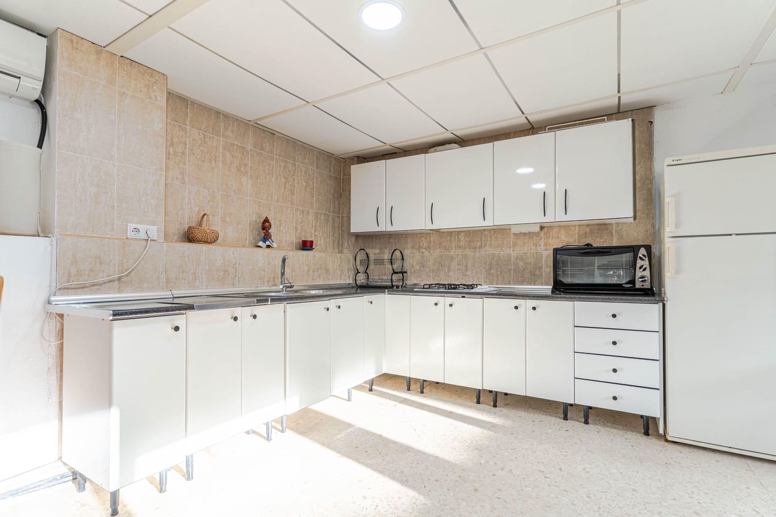 5 bedroom Villa for sale in Otura with pool - € 430,000 (Ref: 9634784)