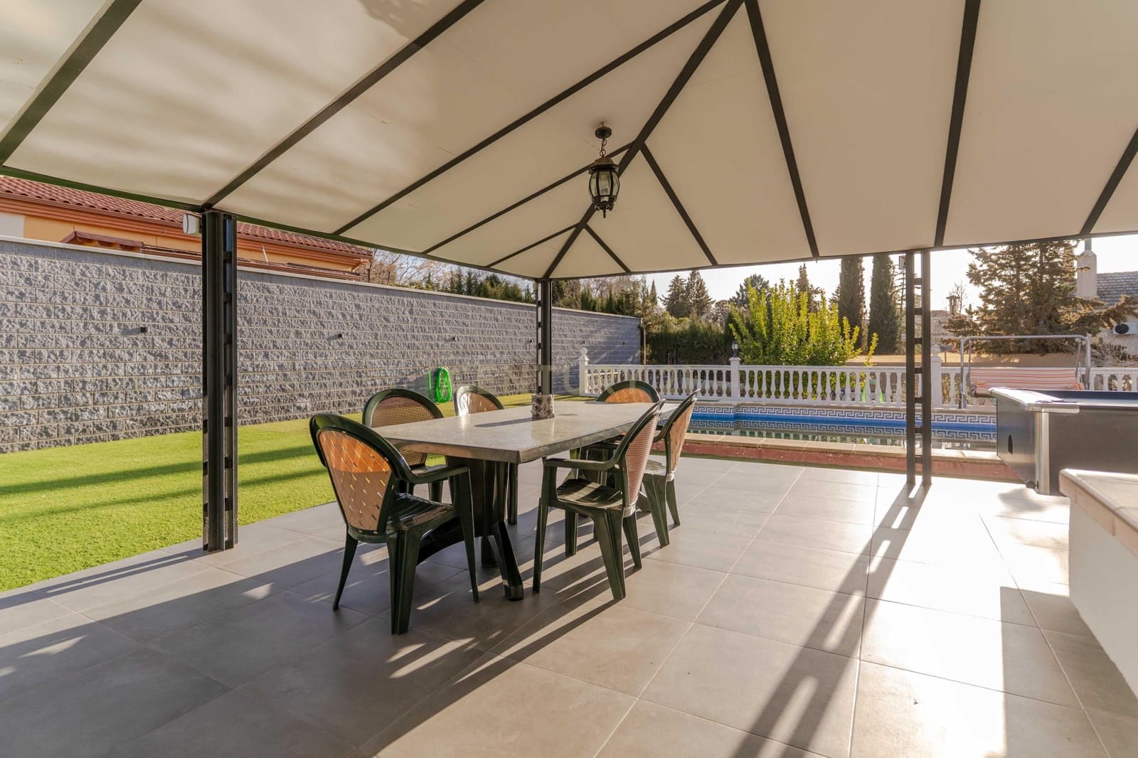 5 bedroom Villa for sale in Otura with pool - € 430,000 (Ref: 9634784)