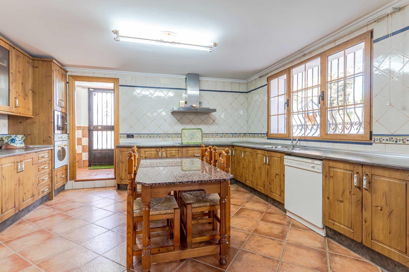 5 bedroom Villa for sale in Otura with pool - € 430,000 (Ref: 9634784)