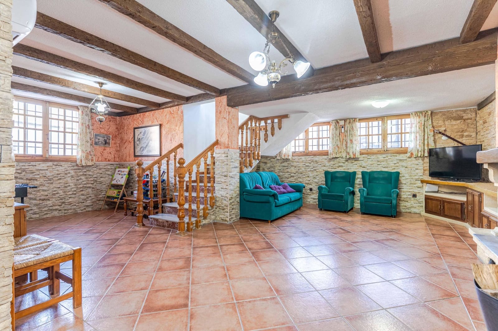 5 bedroom Villa for sale in Otura with pool - € 430,000 (Ref: 9634784)