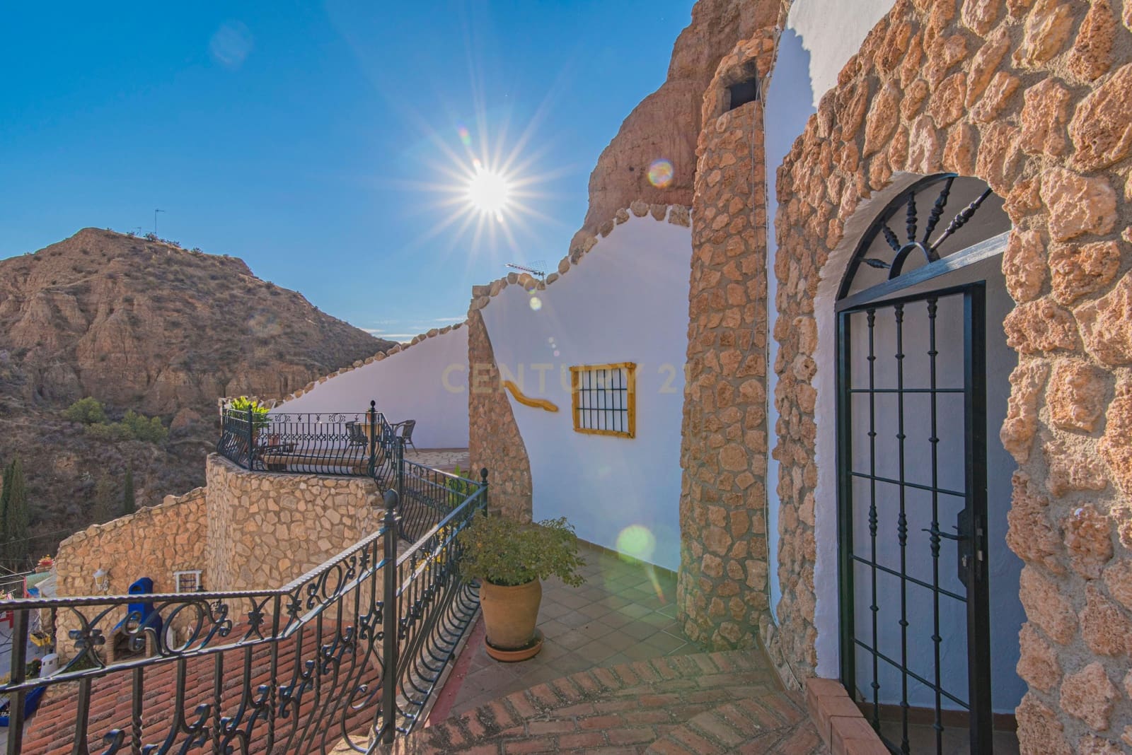 5 bedroom Cave House for sale in Guadix - € 430,000 (Ref: 9669197)
