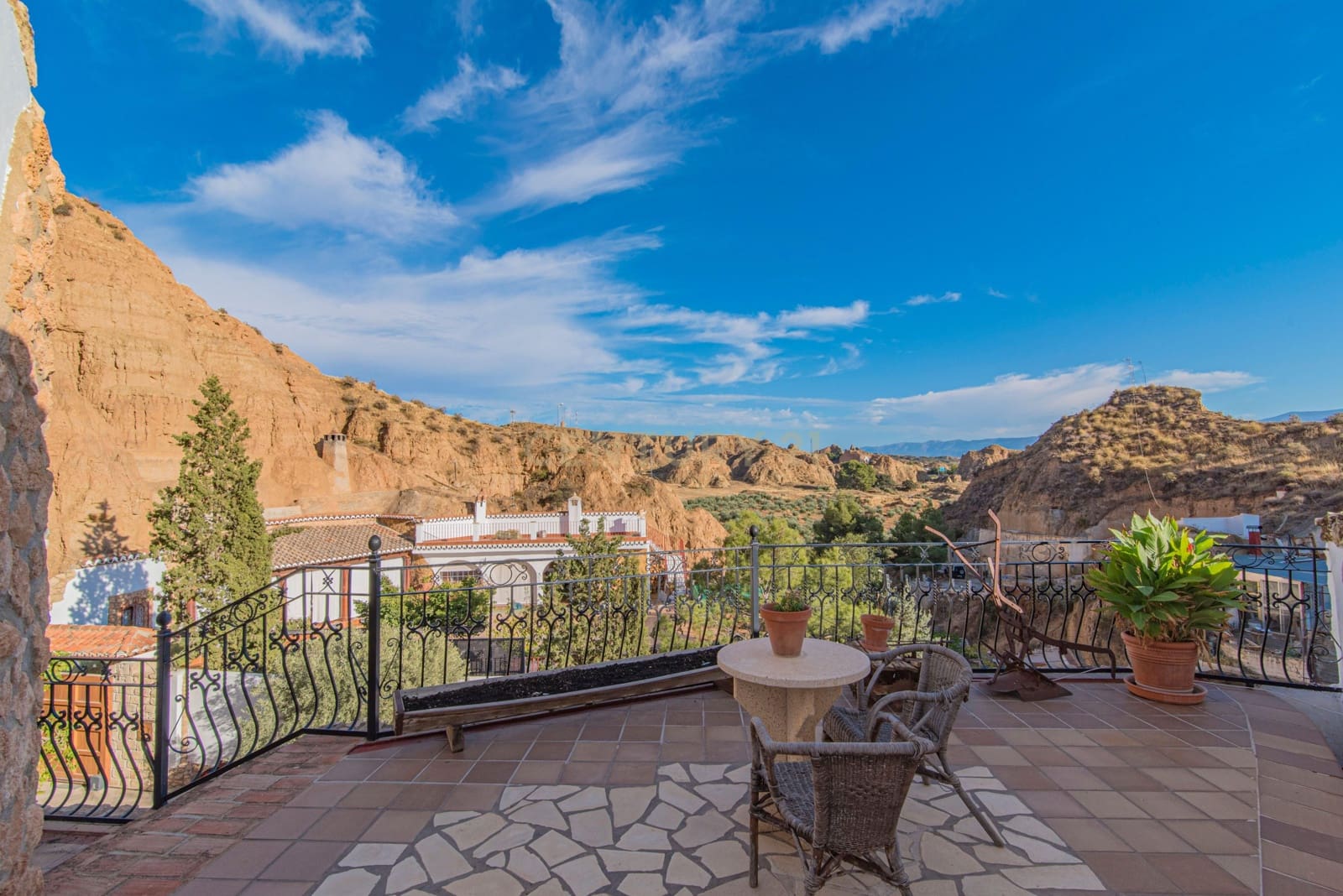 5 bedroom Cave House for sale in Guadix - € 430,000 (Ref: 9669197)