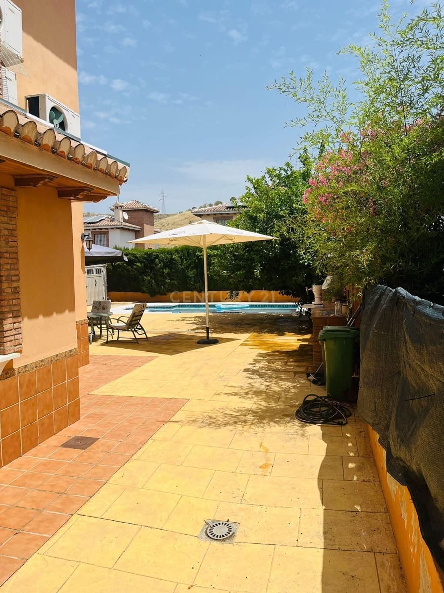 5 soveværelse Villa til salg i Huetor Vega med swimmingpool - € 385.000 (Ref: 9684347)