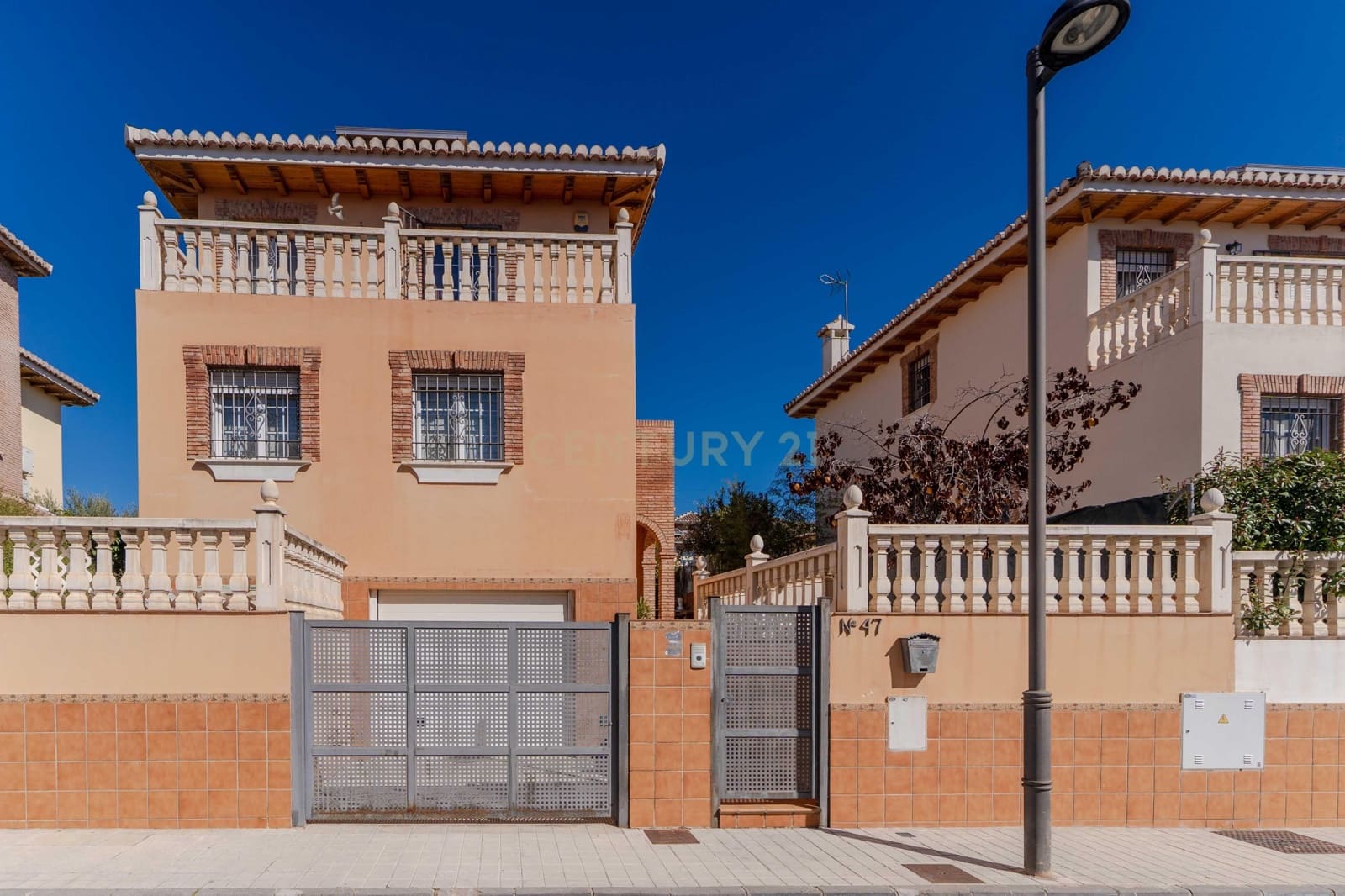 5 soveværelse Villa til salg i Huetor Vega med swimmingpool - € 385.000 (Ref: 9684347)