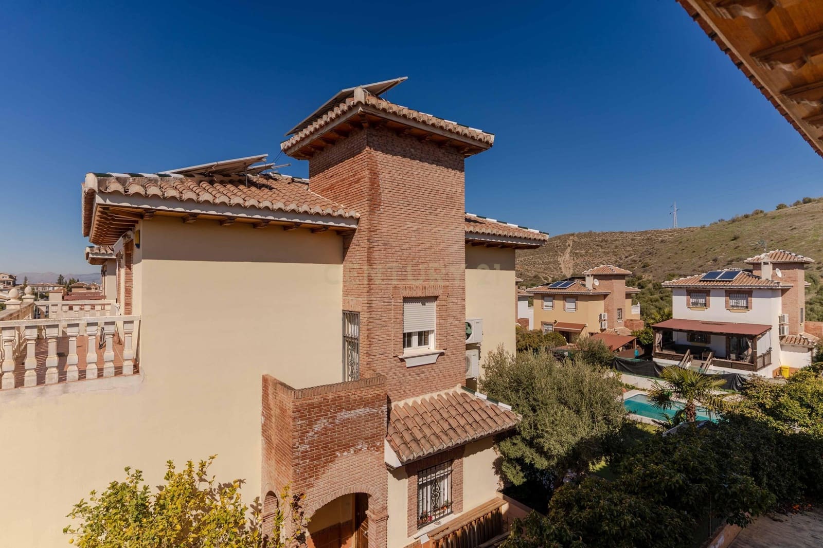 5 soveværelse Villa til salg i Huetor Vega med swimmingpool - € 385.000 (Ref: 9684347)