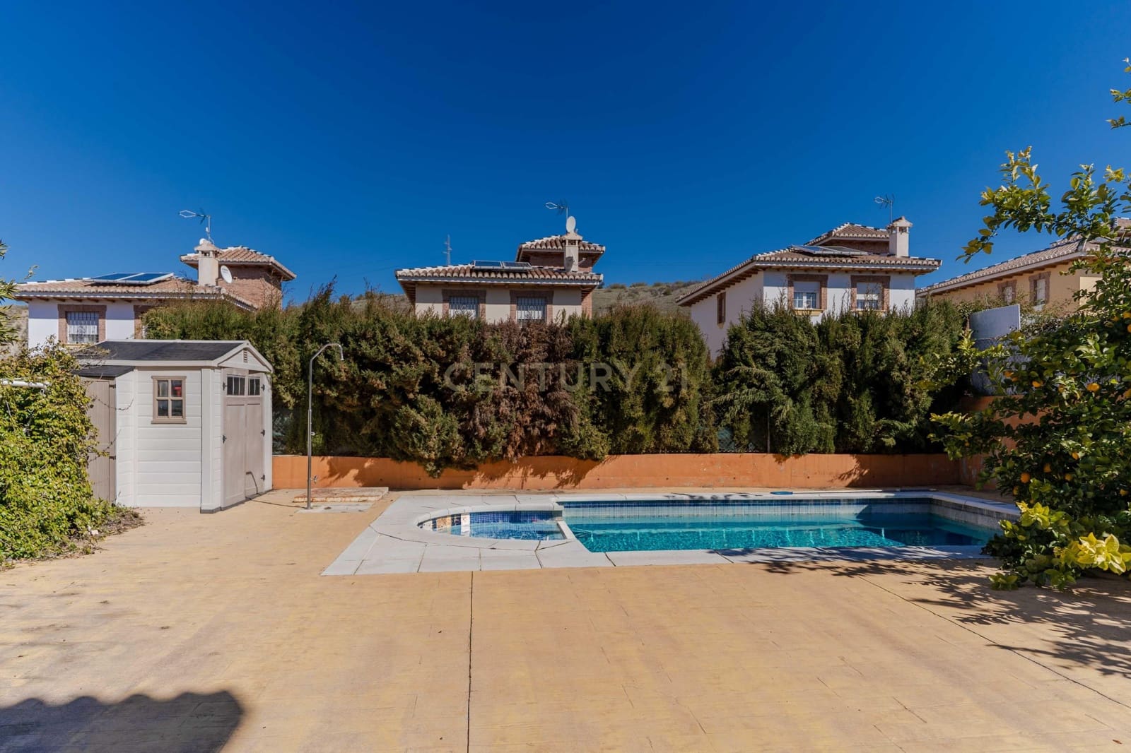 5 soveværelse Villa til salg i Huetor Vega med swimmingpool - € 385.000 (Ref: 9684347)