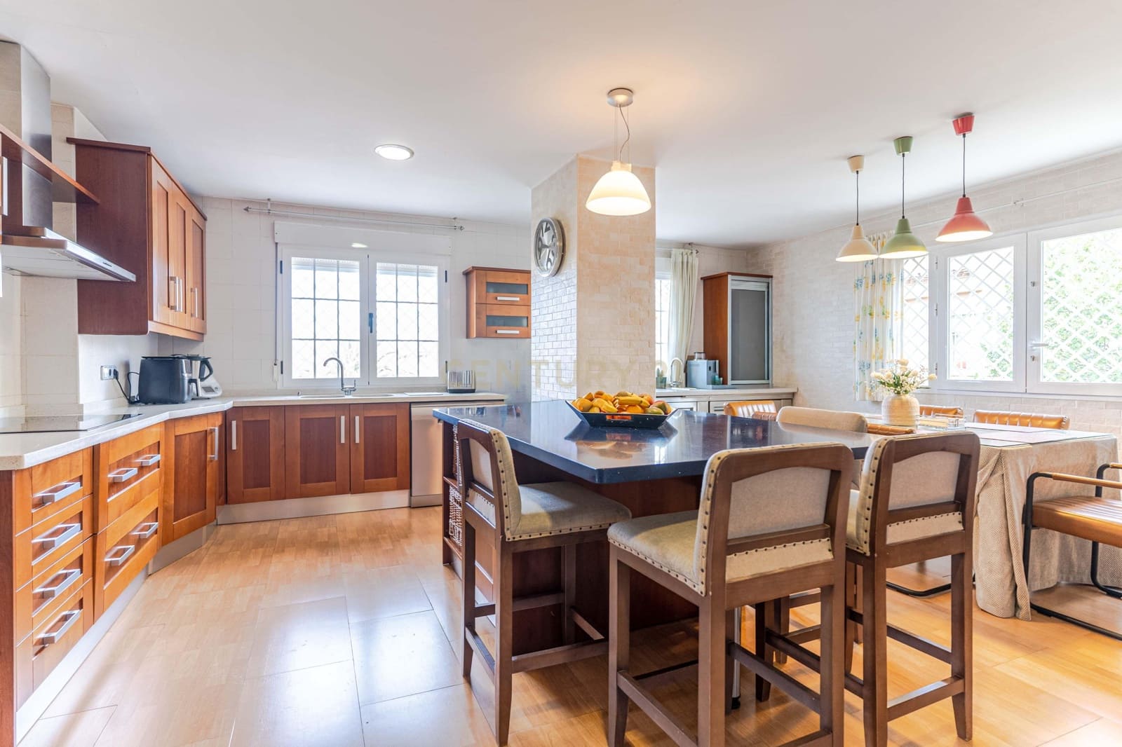 5 bedroom Villa for sale in Ogijares with pool - € 530,000 (Ref: 9697844)