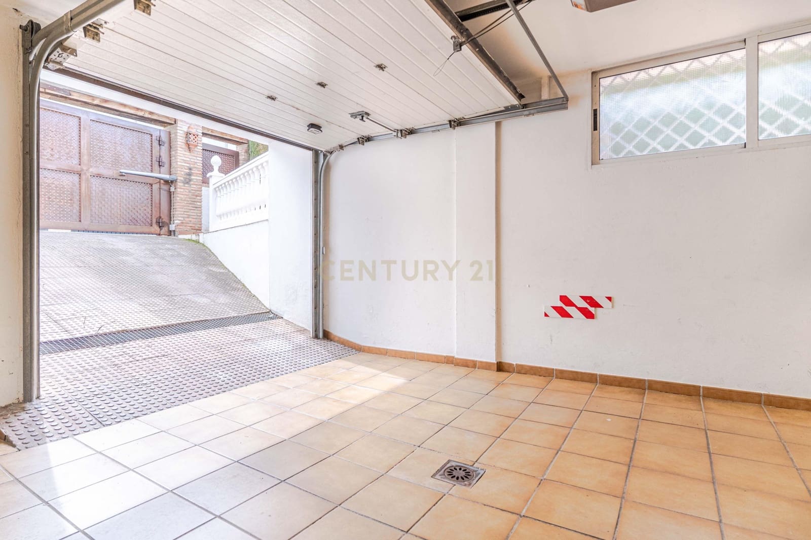 5 bedroom Villa for sale in Ogijares with pool - € 530,000 (Ref: 9697844)