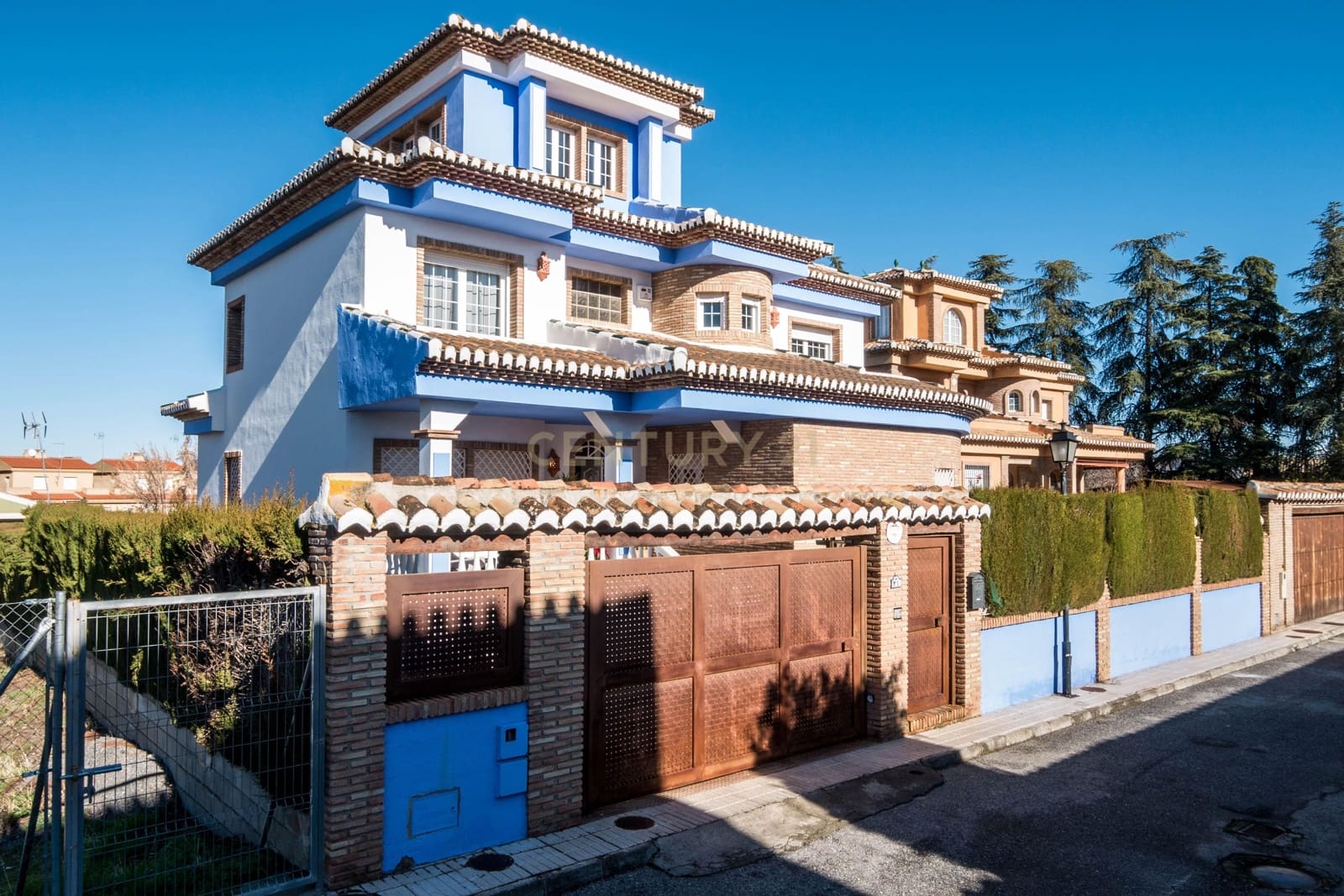 5 bedroom Villa for sale in Ogijares with pool - € 530,000 (Ref: 9697844)