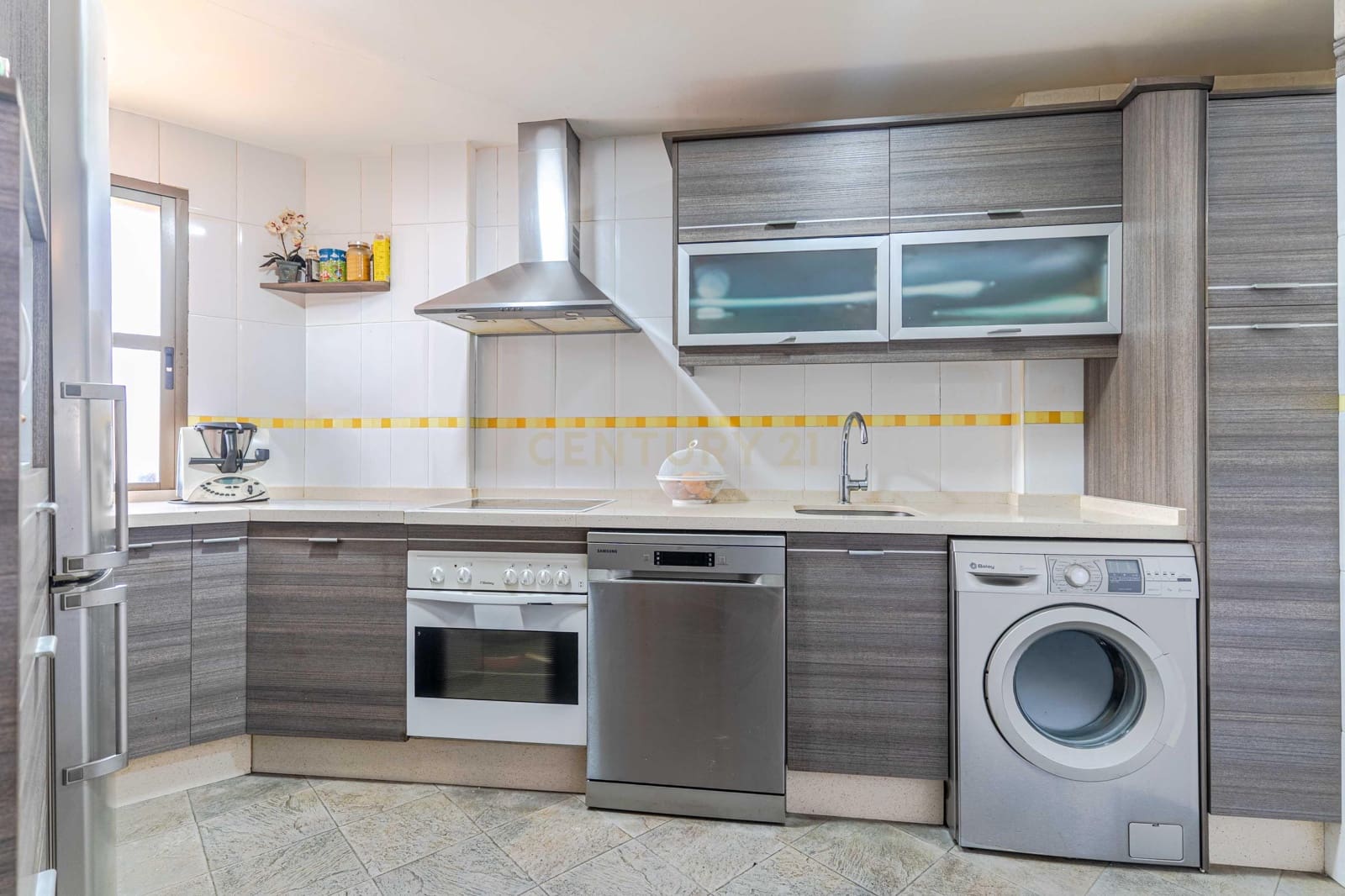 3 Zimmer Apartment zu verkaufen in La Zubia mit Pool - 190.000 € (Ref: 9707965)