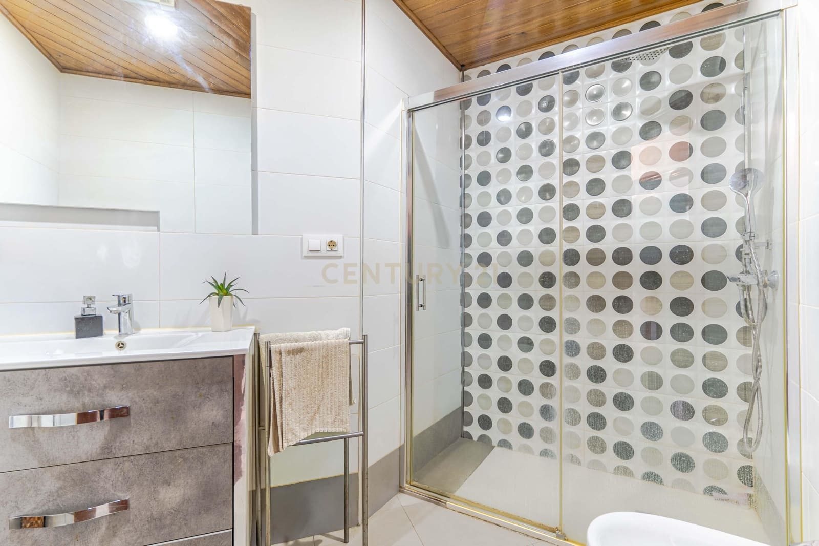 3 Zimmer Apartment zu verkaufen in La Zubia mit Pool - 190.000 € (Ref: 9707965)