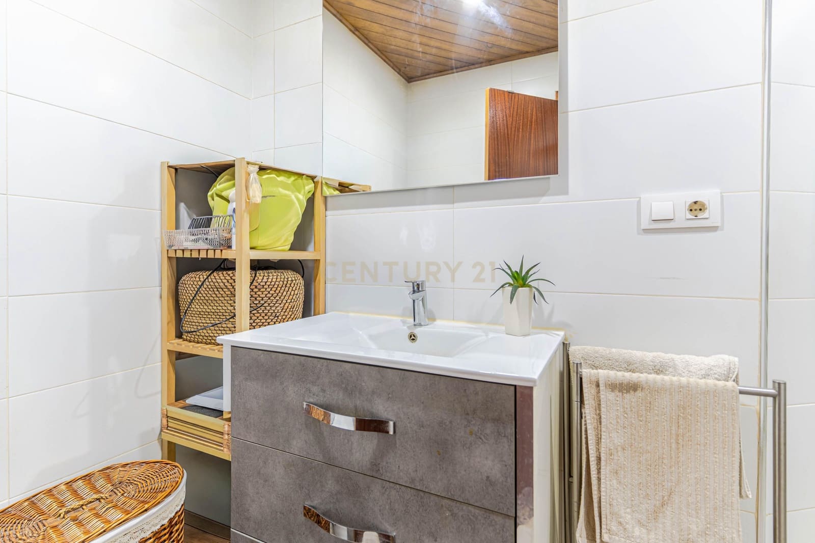 3 Zimmer Apartment zu verkaufen in La Zubia mit Pool - 190.000 € (Ref: 9707965)