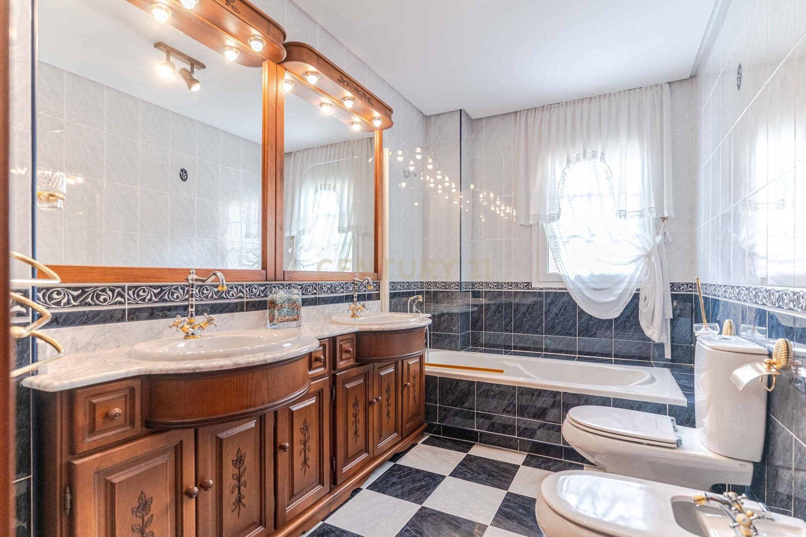 5 Zimmer Villa zu verkaufen in Velez de Benaudalla - 369.000 € (Ref: 9716677)