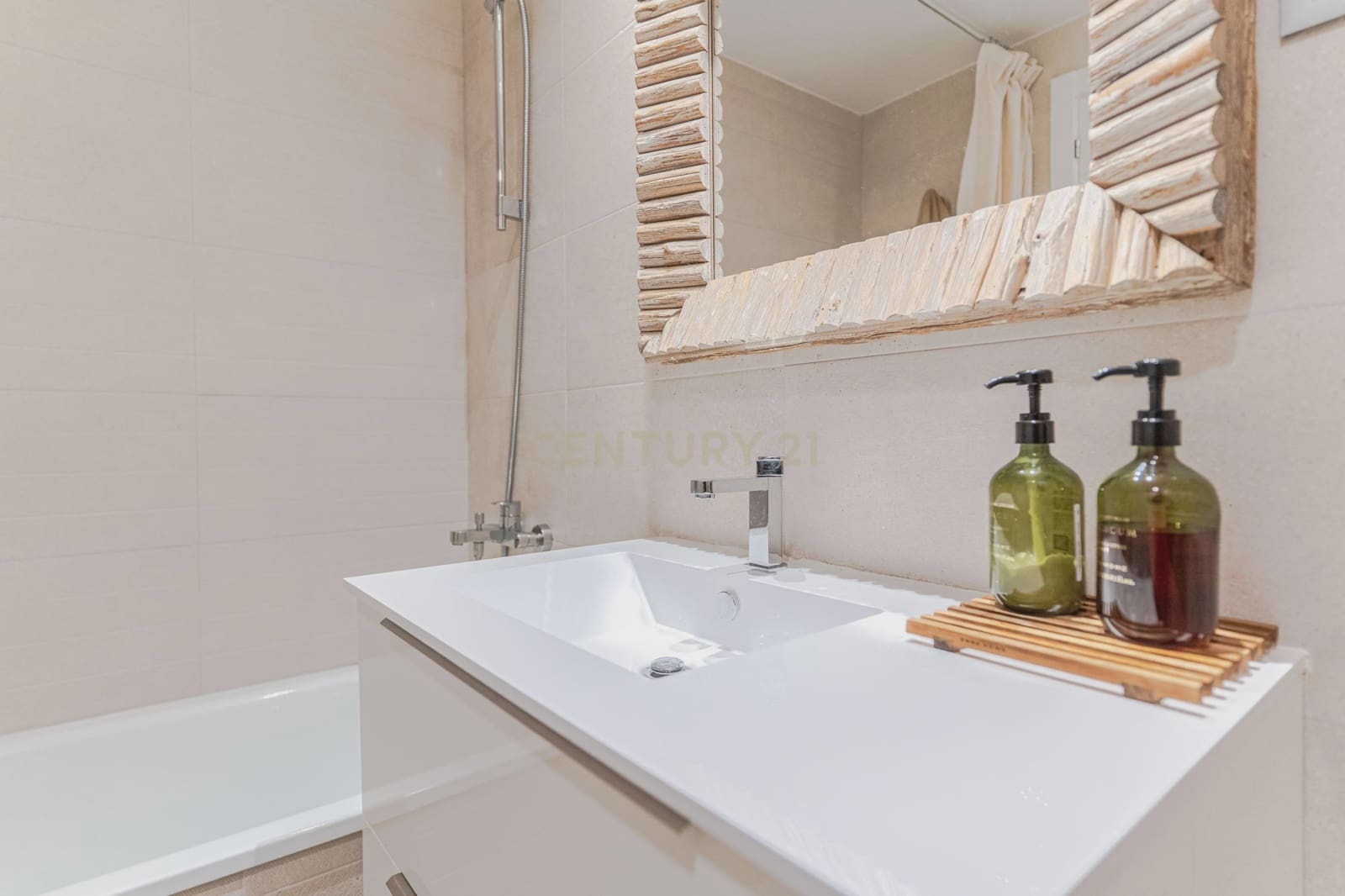 Apartamento de 2 habitaciones en Granada ciudad en venta con piscina garaje - 305.000 € (Ref: 9720471)