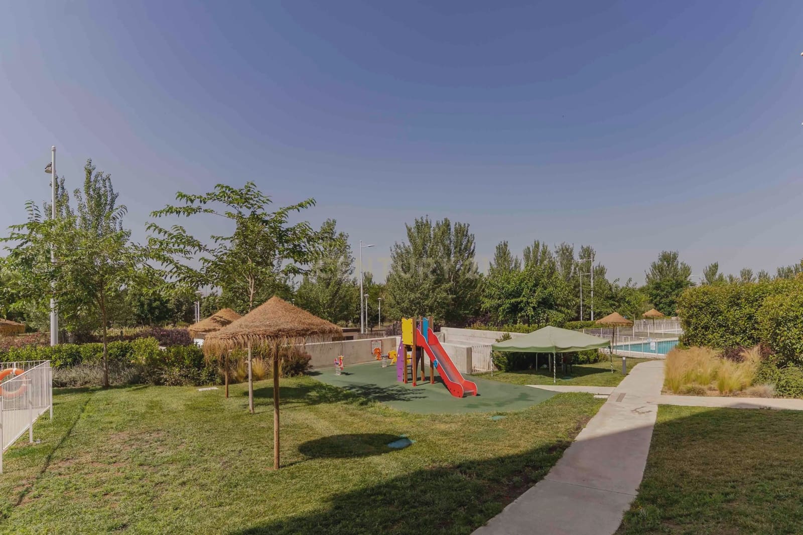 Apartamento de 2 habitaciones en Granada ciudad en venta con piscina garaje - 305.000 € (Ref: 9720471)