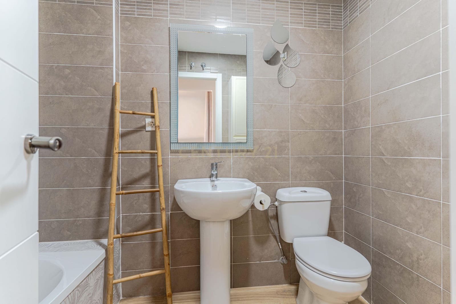 2 bedroom Apartment for sale in Pinos Puente with garage - € 84,000 (Ref: 9720963)