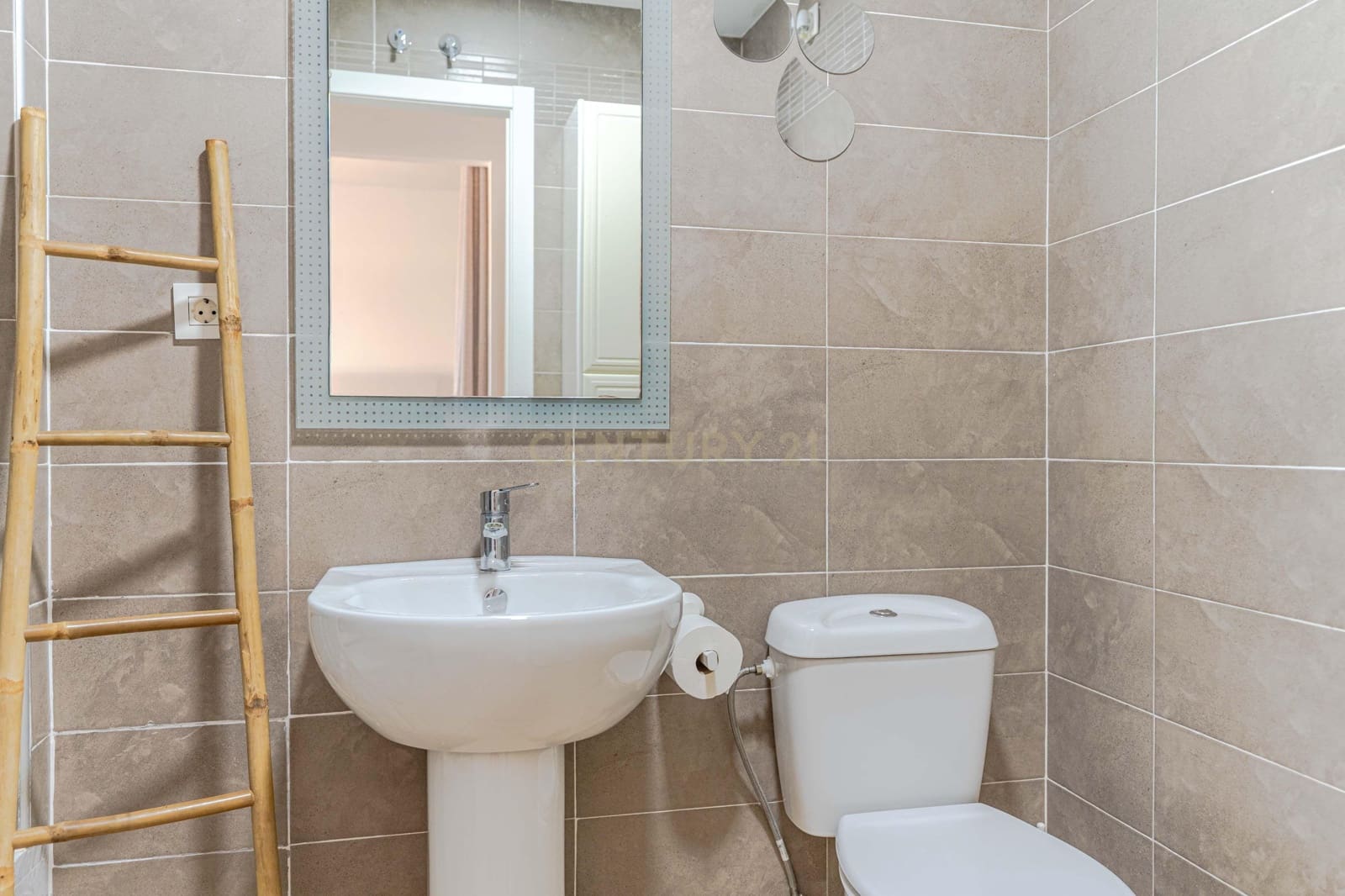 2 bedroom Apartment for sale in Pinos Puente with garage - € 84,000 (Ref: 9720963)