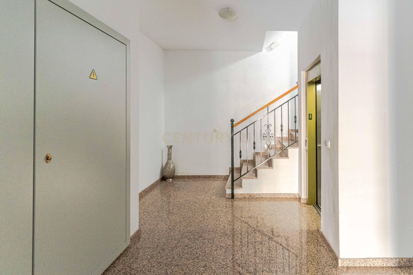 2 bedroom Apartment for sale in Pinos Puente with garage - € 84,000 (Ref: 9720963)