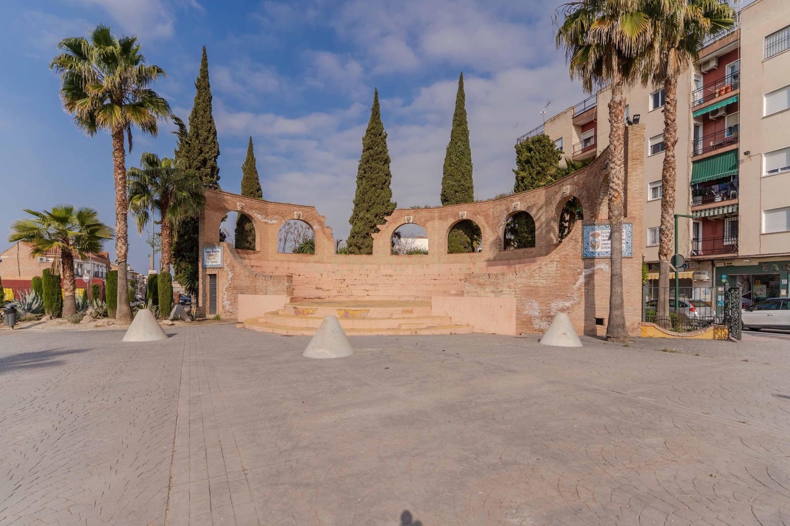 2 bedroom Apartment for sale in Pinos Puente with garage - € 84,000 (Ref: 9720963)