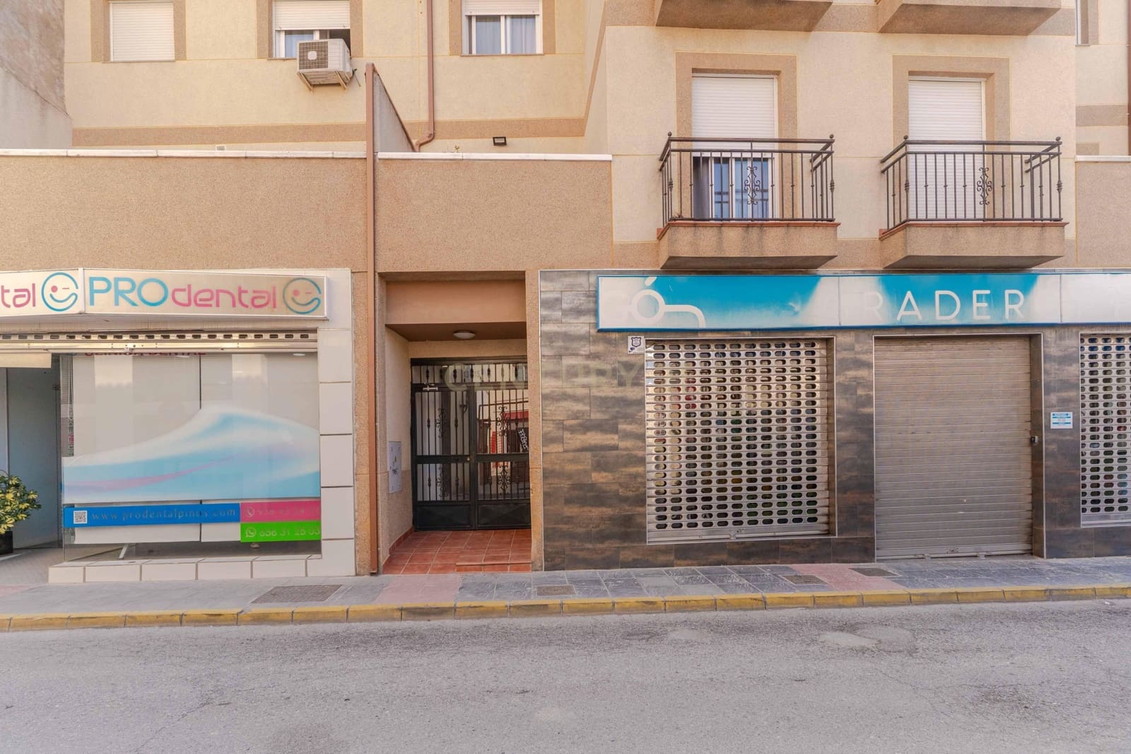 2 bedroom Apartment for sale in Pinos Puente with garage - € 84,000 (Ref: 9720963)