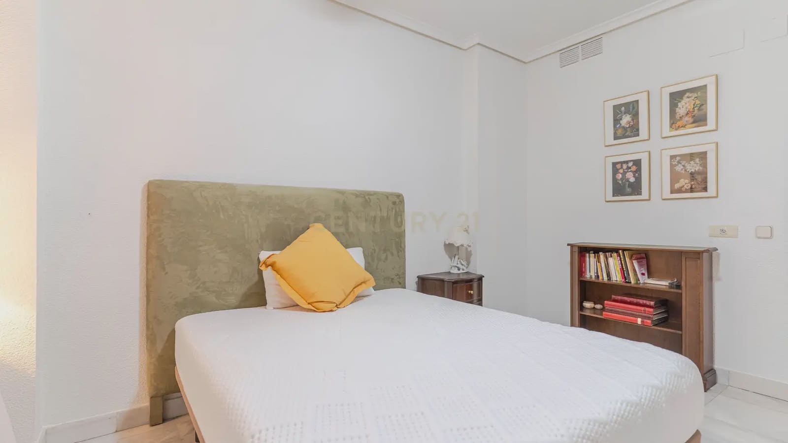 4 bedroom Apartment for sale in Granada city with pool - € 1,680,000 (Ref: 9722677)