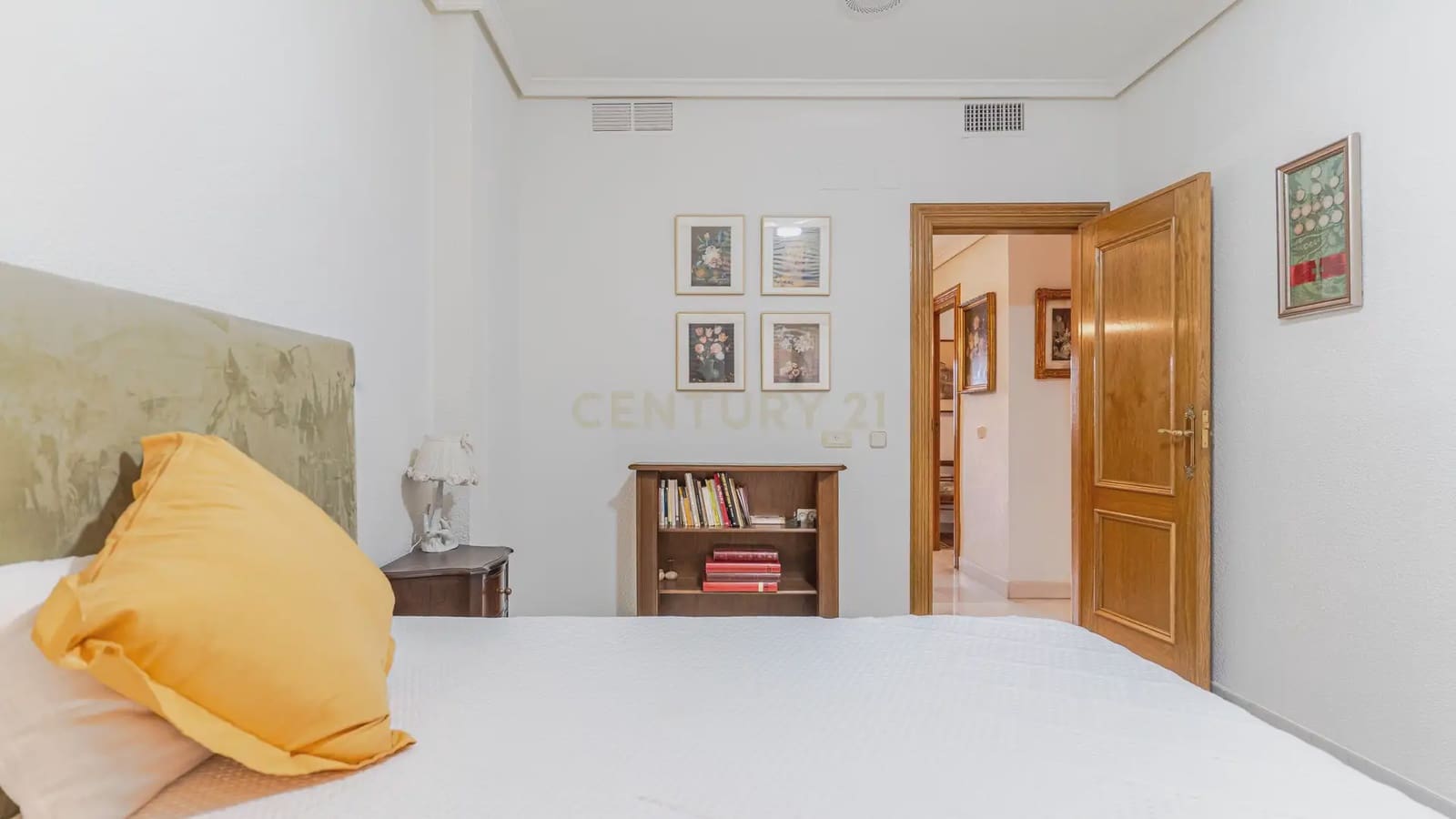 4 bedroom Apartment for sale in Granada city with pool - € 1,680,000 (Ref: 9722677)